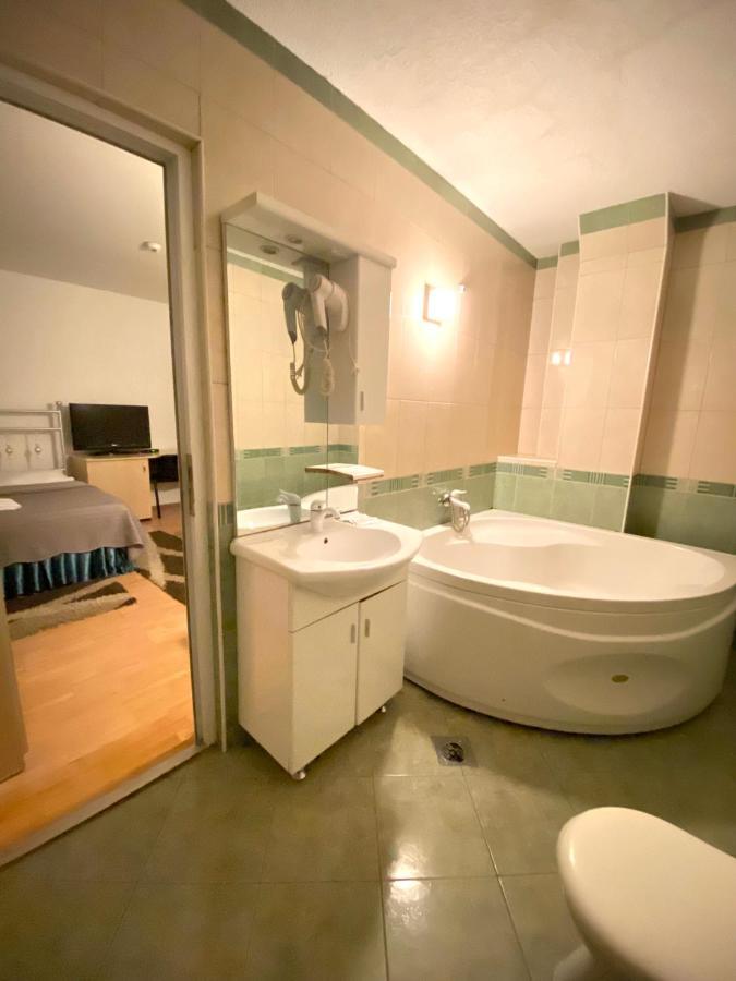 Hotel Sara Pristina Buitenkant foto